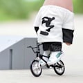Miniatyrbild 4 av 5: Nyhet Finger Sport Leksak Set Finger Skateboard med Kläder Pojkar Vuxen Favorit Blue B
