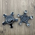 Pikkukuva 4 / 5: Audi 4F0 601165 4 kpl pyörän napakapseleita 135mm Musta pyörän tunnus [D]