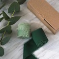 Miniatyrbillede 4 af 5: 1 rulle bånd festlig håndlavet DIY håndværk 3,8 cm bryllupsinvitationer gave frynser kunstig silkebånd til bryllup C
