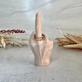 Miniatyrbillede 2 af 3: Sjov Langfinger Ringeholder, Marmorstruktur Resin Spoof Langfinger Smykke Display Stativ Til Ringe Organizer Sjov Smykkebakke Pink