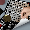 Miniatyrbilde 3 av 5: Spillskrapelodd-plakatspill for par Valentinsdaggaver Veggplakat Hennes og for henne