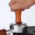 Miniatyrbillede 3 af 4: 2024 Kompaktor, Mørkt Træ Hammer Solid Rustfrit Stål Flad Bund Espresso Fylder, Espresso Tamper (49mm)