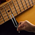Miniatyrbillede 4 af 5: A440 Stemmegaffel i Rustfrit Stål - Standard A 440 Hz - Stemmeværktøj til Violin, Guitar - Med Rengøringsklud og Sort Opbevaringspose til Musikalske Instrumenter