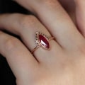 Pikkukuva 2 / 4: 2 kpl/settiä Rhinestone Retro Pari Sormukset Seos Punainen Prismatic Faux Crystal Sormukset Charmi Korut US 9