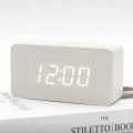 Miniatyrbild 2 av 2: Digital väckarklocka i trä med justerbar ljusstyrka, röststyrning, LED-display, rektangulär display, tid, temperatur, heminredning