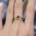 Miniatyrbillede 4 af 5: 2 stk. Fingerringe Gravering Rød Faux Gem Damer Geometrisk Rhinestone Ringe Til Bryllup US 9