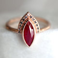 Pikkukuva 5 / 5: 2 kpl/setti Rhinestone Retro -pari-sormukset Seos Punainen Prismamainen Tekokristalli Sormukset Viehätys Korut US 10
