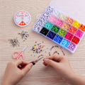 Miniatyrbild 4 av 5: 24 Färgglada Bokstavspärlor i Rutnätlåda Glasrispärlor Handgjorda Halsband DIY Pärltillbehör Set -Färg B