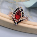 Pikkukuva 4 / 4: 2 kpl/setti Rhinestone Retro -pari-sormukset Seos Punainen Prismamainen Tekokristalli Sormukset Viehätys Korut US 11