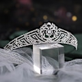 Miniatyrbild 2 av 3: Glittrande Brudkrona Huvudbonad Lyxig Metall Strass Inlagd Retro Elegant Hårband För Kvinna