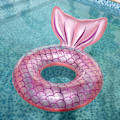 Miniatyrbild 2 av 4: Sjöjungfru Pool Float, Uppblåsbar Sjöjungfru Simring Flytande Säng Float Pool, Sjöjungfru Svans Rör Glittrar Vattenfest Sommar Strand Pool Float För A Crystal Pink