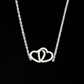 Miniatyrbild 2 av 4: Halsband för damer i legering med persikaformade hjärtan, dubbelt hjärta, kärlekshalsband i silver