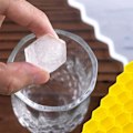 Miniatyrbillede 3 af 5: Premium Isbitbakker, Silikon Isbitforme med Tættende Låg, 74-isbakker, Genanvendelige, Sikre Sekskantede Isbitforme