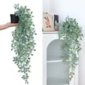 Hängande krukväxt med grön konstgjord eukalyptusranka Eucalyptus gray (utan diskbänk)
