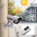 Miniatyrbild 2 av 4: Trådlös solenergi utomhus dummy övervakningskamera - sluten krets säkerhet LED blinkande ljus silver