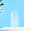 Miniatyrbild 3 av 5: Vattenkaraff med tumlare glas kallt varmvatten flaskkoppset vid sängkanten vattenkanna Hög temperatur null none