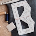Miniatyrbild 3 av 5: Linjal för t-shirtjusteringsverktyg, linjal för skärande kläder, trycklinjal, skärlinjal för ritning. PVC material
