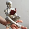 Pikkukuva 7 / 8: Nordic Modern Reading Woman Patsas Resinesktop Sculptures - spot-myynti D