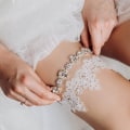 Miniatyrbilde 2 av 4: Bryllupsstrømpebånd med båndblomst, blonder, rhinestones, hvit brude strømpebåndsblomstpynt for brudepike bryllupsgave