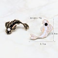 Miniatyrbillede 2 af 5: Emalje reversnåle broche sæt, 2 stk. smukke sorte og hvide fiskebrocher
