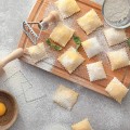 Miniatyrbillede 4 af 5: Ravioli-stempelmaskine med rullesæt, med træhåndtag og riflet kant