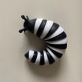 Miniatyrbild 2 av 5: Fidget Slug, 3D Sensorisk Slug Fidget Leksak, Rolig Krypande Slug Fidget Leksak, Black and white 14CM