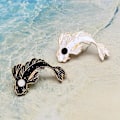 Miniatyrbillede 3 af 5: Emalje reversnåle broche sæt, 2 stk. smukke sorte og hvide fiskebrocher