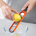 Miniatyrbillede 3 af 5: Ingefær Rivejern med Håndtag Rustfrit Stål Citron Zester Mini Rivejern til Hvidløg Muskatnød Ost Fine Strimler Grøntsagsskærer Skridsikkert Greb Rivejern