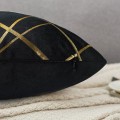Miniatyrbillede 5 af 5: Sæt med 2 sorte velourpudebetræk med geometrisk guld til udendørs sofa