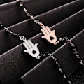 Miniatyrbillede 5 af 7: Palm Charm Armbånd i Rustfrit Stål med Sorte Perler - Enkelt Lykkearmbånd (Rosaguld) rose gold