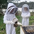 Miniatyrbilde 2 av 5: Bieklær med barnebiekombinasjonshansker - langermet bomull, barnebeskyttelse, bieutstyr (M, Hvit)