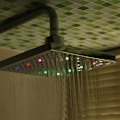 Miniatyrbillede 5 af 5: Firkant LED brusehoved 7 farver skiftende vandstrøm drevet af 8 tommer ABS krom 12 stk LED til badeværelse