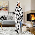 Miniatyrbillede 1 af 5: Sort og hvid ternet bærbart hættetrøjetæppe, oversized hættetrøjetæppe, bærbart tæppe til voksne, snuggle hættetrøjetæppe, sweatshirt-tæppe