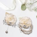 Miniatyrbild 4 av 5: Vit - 2 st handledsblommor bröllop handledsblommor pärlarmband strass röd ros konstgjord blomma handledsblommor brudtärna blomma bröllop armband