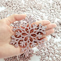 Miniatyrbilde 4 av 5: 36 stk hvite snøfnugg ornamenter i plast med glitter for vinter og juletrepynt i forskjellige størrelser (r