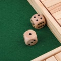 Pikkukuva 5 / 5: Puinen noppasetti (punainen tausta), Deluxe 4-sivuinen 10-numeroinen noppapeli, peli lapsille ja aikuisille