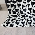 Miniatyrbillede 4 af 5: Fleecedækken i ko-flonel (140 x 160 cm) - Sort og hvidt blødt dækken til sofa, sofa - let og behageligt kohudedækken til alle årstider