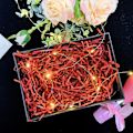 Miniatyrbild 2 av 5: （Röd）Strimlad papper，med 2 meter ljusslinga，Silke Glitter Presentförpackning Silke Fyllnadsmaterial Blankt Raffia Dekoration Presentförpackning Present Partner Presentkorg G