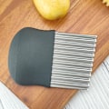 Miniatyrbillede 5 af 5: Køkkenredskab med bølget klinge i rustfrit stål til skæring af pommes frites og grøntsager (sort) 14*9,5 cm