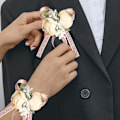 Miniatyrbilde 4 av 5: 4 stk bryllupshåndledd blomster, håndleddskorsett bryllup falske blomster håndleddsblomst korsett for bryllup, sororitetsarrangement, bursdag