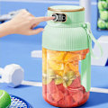 Miniatyrbillede 5 af 5: Juicing Kop, Bærbar Juicing Kop med Digitalt Display, Frugt Blender Juicer, Milkshake og Smoothie, Trådløs Bærbar Blender Genopladelig (Grøn)