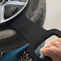 Miniatyrbild 4 av 5: Bildäcksdemontering - Pärltryckartång för att byta däck - Platt fälgklämma