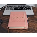 Miniatyrbillede 2 af 5: 2024 Dagbog, Dagbog 2024 A5 Dag til side, Agneda Ugentlig Månedlig Planlægger med faner, Jan-Dec 2024 med penneholder, 352Side Pink