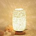 Miniatyrbilde 2 av 5: Rattan ledningslampe og trestøtte (beige)
