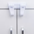 Miniatyrbild 5 av 5: Vit 4-delad baby dörrblock säkerhetslås skåp barnsäker dörrlås hållbar ABS med lim för sovrum, badrum, dörrblock