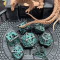 Miniatyrbillede 1 af 5: 7 Dungeons and Dragons Terninger (Blå), HNCCESG Polyhedral Terningesæt Metal Blæksprutte 3D Hul Rollespil Terninger D4/D6/D8/D10 (0-9 og 00-90)/D12/D20