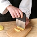 Miniatyrbillede 2 af 5: Køkkenredskab med bølget klinge i rustfrit stål til skæring af pommes frites og grøntsager (sort) 14*9,5 cm