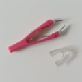 Miniatyrbillede 3 af 5: Skrå øjenbrynspincet   Bærbar automatisk indtrækkelig trimning øjenbrynsklipper øjenbrynsfjernelsesklip til begyndere Salon, Pink