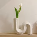 Miniatyrbillede 5 af 5: 1 stk. snoet æstetisk vase cool S-formet vase enkel geometrisk form kunst dekoration håndlavet bryllup fødselsdag julegave (hvid)