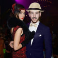Pikkukuva 3 / 5: Harmaa 1920-luvun miesten beige väri Fancy Dress -asusteet Gangster Flapper -setti Great Gatsby -asusetti 1920-luvulla Trilby-hatulla Viikset Joustavat henkselit